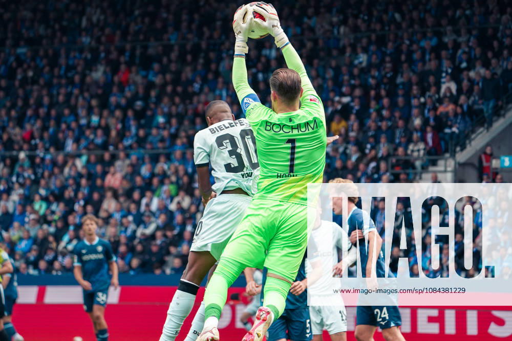 Germany Soccer 2. Bundesliga 2026–2027, Matchday 7: VfL Bochum vs. Arminia Bielefeld at Vonovia Ruhrstadion in Bochum—Goalkeeper Timo Horn of VfL Bochum makes a save, 1