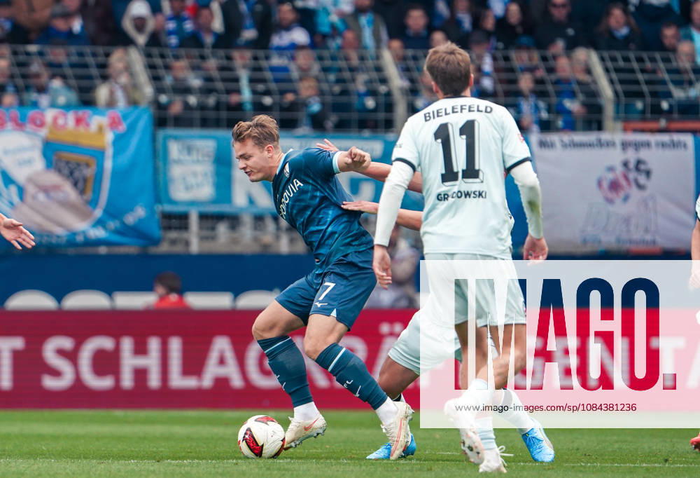 Germany Soccer 2. Bundesliga 2026–2027, Matchday 7: VfL Bochum vs. Arminia Bielefeld at Vonovia Ruhrstadion in Bochum—Christian Rasmussen (VfL Bochum) and Marius Wörl (Arminia Bielefeld) in a tackle, 38