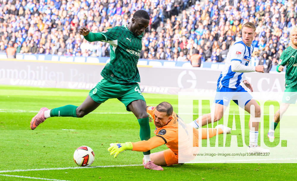 Soccer Season 2026–2027, Matchday 2, Bundesliga, Hertha BSC Berlin vs. SpVgg Greuther Fürth (Kleeblatt), Sports photo by Zink . DFL regulations prohibit any use of photographs as image sequences and or quasi-video; for editorial use only for editorial use only Omar Sillah 42, SpVgg Greuther Fürth Marius Gersbeck 35, Hertha BSC Chance Goal-scoring opportunity