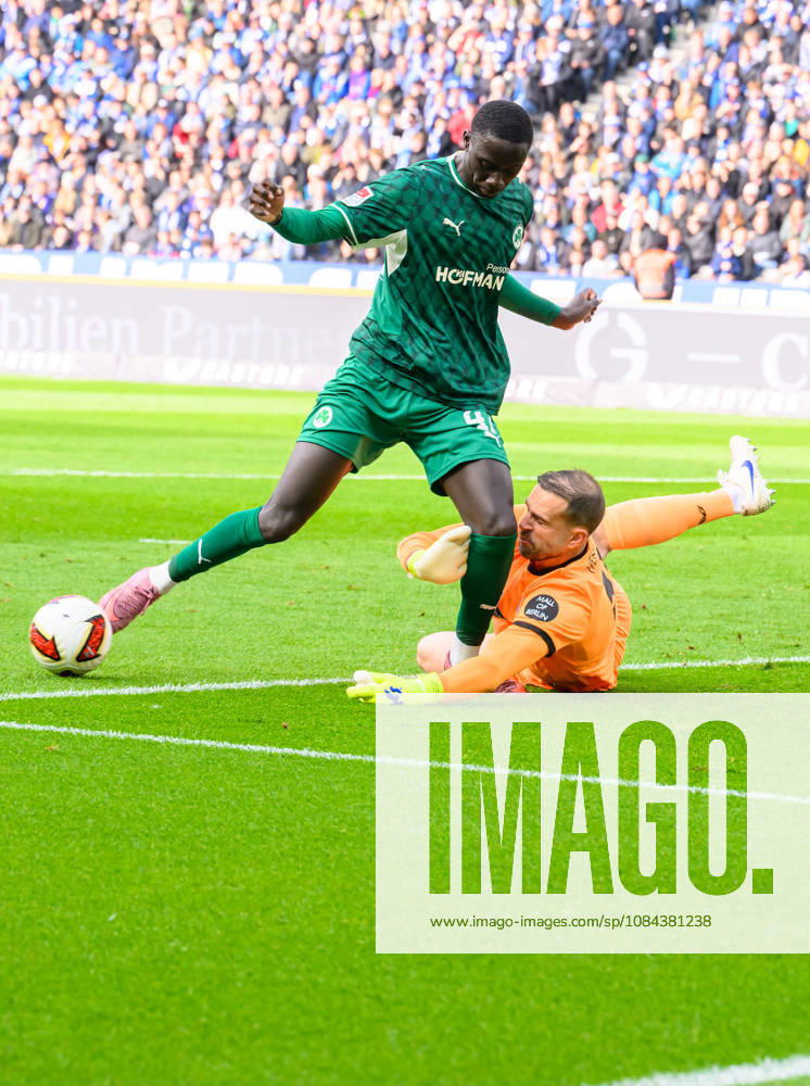 Soccer Season 2026–2027, Matchday 2, Bundesliga, Hertha BSC Berlin vs. SpVgg Greuther Fürth (Kleeblatt), Sports photo by Zink . DFL regulations prohibit any use of photographs as image sequences and or quasi-video; for editorial use only for editorial use only Omar Sillah 42, SpVgg Greuther Fürth Marius Gersbeck 35, Hertha BSC Chance Goal-scoring opportunity