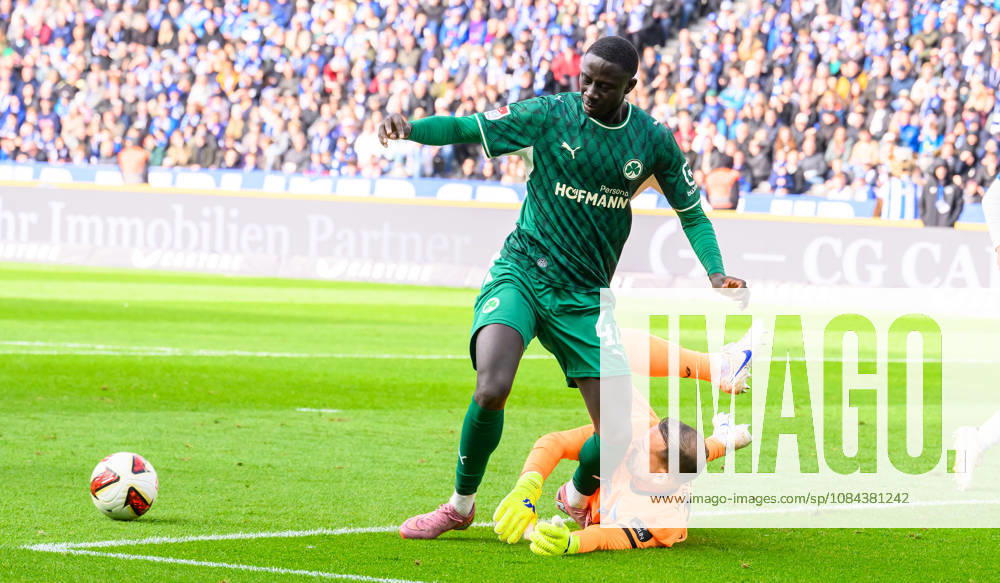 Soccer Season 2026–2027, Matchday 2, Bundesliga, Hertha BSC Berlin vs. SpVgg Greuther Fürth (Kleeblatt), Sports photo by Zink . DFL regulations prohibit any use of photographs as image sequences and or quasi-video; for editorial use only for editorial use only Omar Sillah 42, SpVgg Greuther Fürth Marius Gersbeck 35, Hertha BSC Chance Goal-scoring opportunity