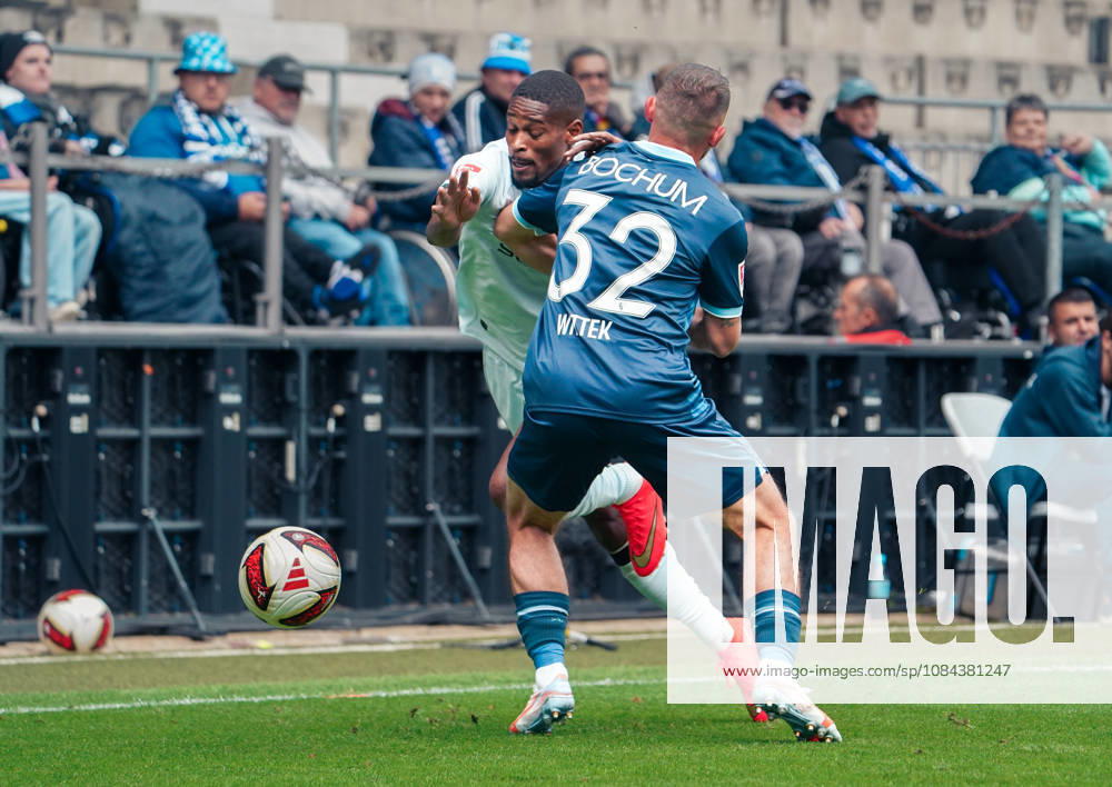 Germany Soccer 2. Bundesliga 2026–2027, Matchday 7: VfL Bochum vs. Arminia Bielefeld at Vonovia Ruhrstadion in Bochum. A tackle between Maximilian Wittek (VfL Bochum, 32) and Isaiah Young (Arminia Bielefeld, 30)