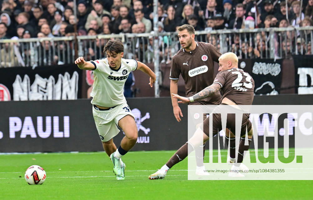 GER Soccer, Men, 2nd Division, Matchday 5, 2026–2027 Season, Hamburg, FC St. Pauli vs. Karlsruher SC: Rafael Pinto Pedrosa (Karlsruhe, No. 36) tries to get past Louis Oppie (Pauli, No. 23). DFB and DFL regulations prohibit any use of photographs as image sequences and or quasi-video. Hamburg Millerntorstadion, Hamburg, Germany