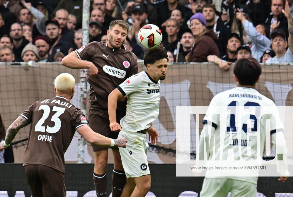 GER Soccer, Men, 2nd Division, Matchday 5, 2026–2027 Season, Hamburg, FC St. Pauli vs. Karlsruher SC: Rafael Pinto Pedrosa (Karlsruhe, No. 36) tries to get past Lars Ritzka (Pauli, No. 21). DFB and DFL regulations prohibit any use of photographs as image sequences and or quasi-video. Millerntorstadion, Hamburg, Germany