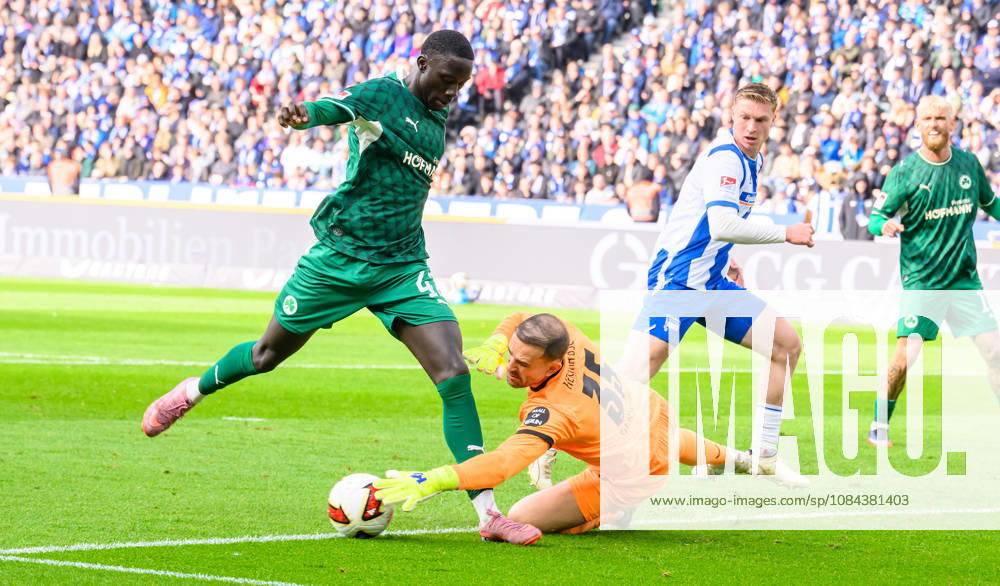 Soccer Season 2026–2027, Matchday 2, Bundesliga, Hertha BSC Berlin vs. SpVgg Greuther Fürth (Kleeblatt) Sports photo by Zink . DFL regulations prohibit any use of photographs as image sequences and or quasi-video. For editorial use only. for editorial use only Omar Sillah 42, SpVgg Greuther Fürth Marius Gersbeck 35, Hertha BSC Chance Goal-scoring opportunity