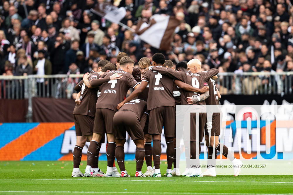 FC St. Pauli team during the pre-match circle, GER, FC St. Pauli vs. Karlsruher SC, soccer, 2. Bundesliga, Matchday 7, 2026–2027 season, October 11, 2026 DFL regulations prohibit any use of photographs as image sequences and or quasi-video, GER, FC St. Pauli vs. Karlsruher SC, soccer, 2. Bundesliga, Matchday 7, 2026–2027 season, October 11, 2026, Hamburg
