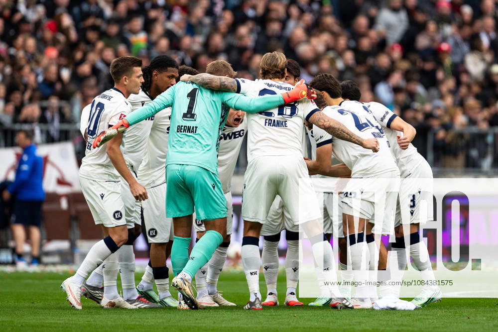 Karlsruhe team at the pre-game circle, GER, FC St. Pauli vs. Karlsruher SC, soccer, 2. Bundesliga, Matchday 7, 2026–2027 season, October 11, 2026 DFL regulations prohibit any use of photographs as image sequences and or quasi-video, GER, FC St. Pauli vs. Karlsruher SC, soccer, 2. Bundesliga, Matchday 7, 2026–2027 season, October 11, 2026, Hamburg