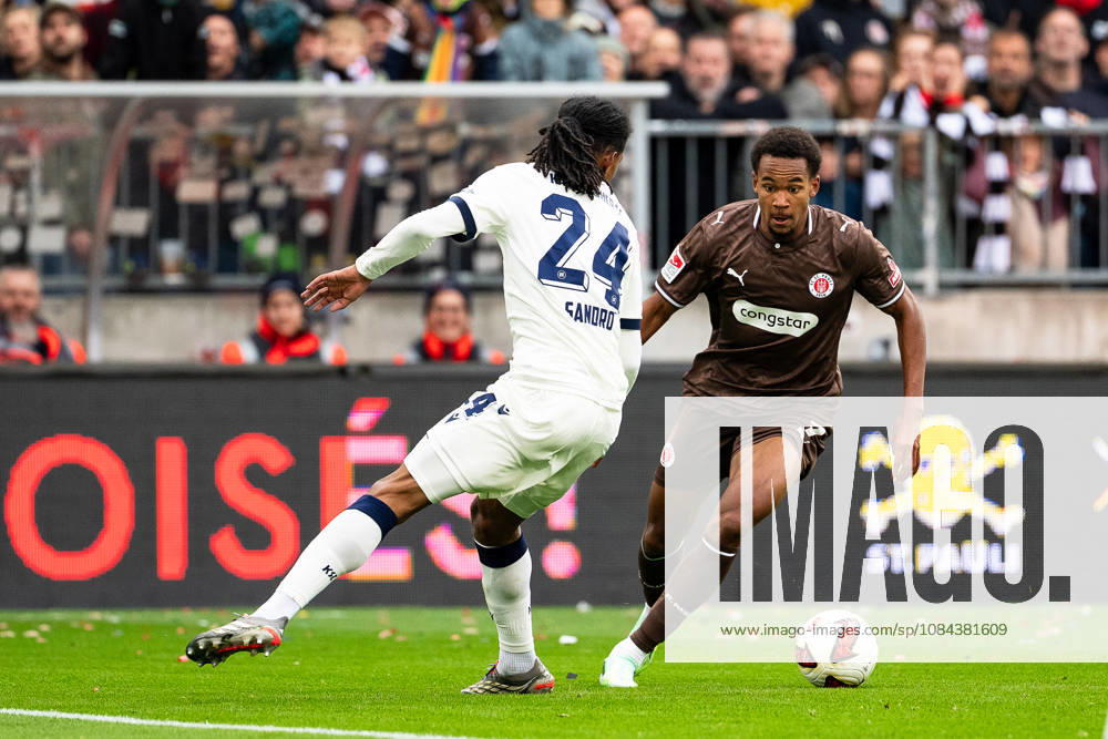 Youssoupha Niang, FC St. Pauli, No. 7, dribbling; Sandro Tremoulet, Karlsruher SC, No. 24, GER; FC St. Pauli vs. Karlsruher SC, soccer, 2. Bundesliga, Matchday 7, 2026–2027 season, October 11, 2026 DFL regulations prohibit any use of photographs as image sequences and or quasi-video, GER, FC St. Pauli vs. Karlsruher SC, soccer, 2. Bundesliga, Matchday 7, 2026–2027 season, October 11, 2026, Hamburg