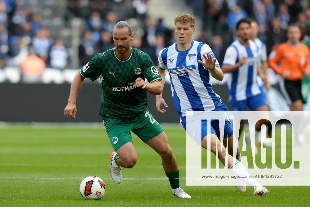 Soccer, 2. Bundesliga, Hertha BSC Berlin vs. SpVgg Greuther Fürth; from left: Jannis Heuer (Greuther Fürth), Luca Schuler (Hertha BSC Berlin); tackle, action, battle for the ball. DFL and DFB regulations prohibit any use of photographs as image sequences and or quasi-video. Berlin