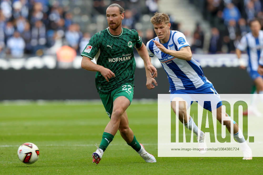 Soccer, 2. Bundesliga, Hertha BSC Berlin vs. SpVgg Greuther Fürth; from left: Jannis Heuer (Greuther Fürth), Luca Schuler (Hertha BSC Berlin); tackle, action, battle for the ball. DFL and DFB regulations prohibit any use of photographs as image sequences and or quasi-video. Berlin