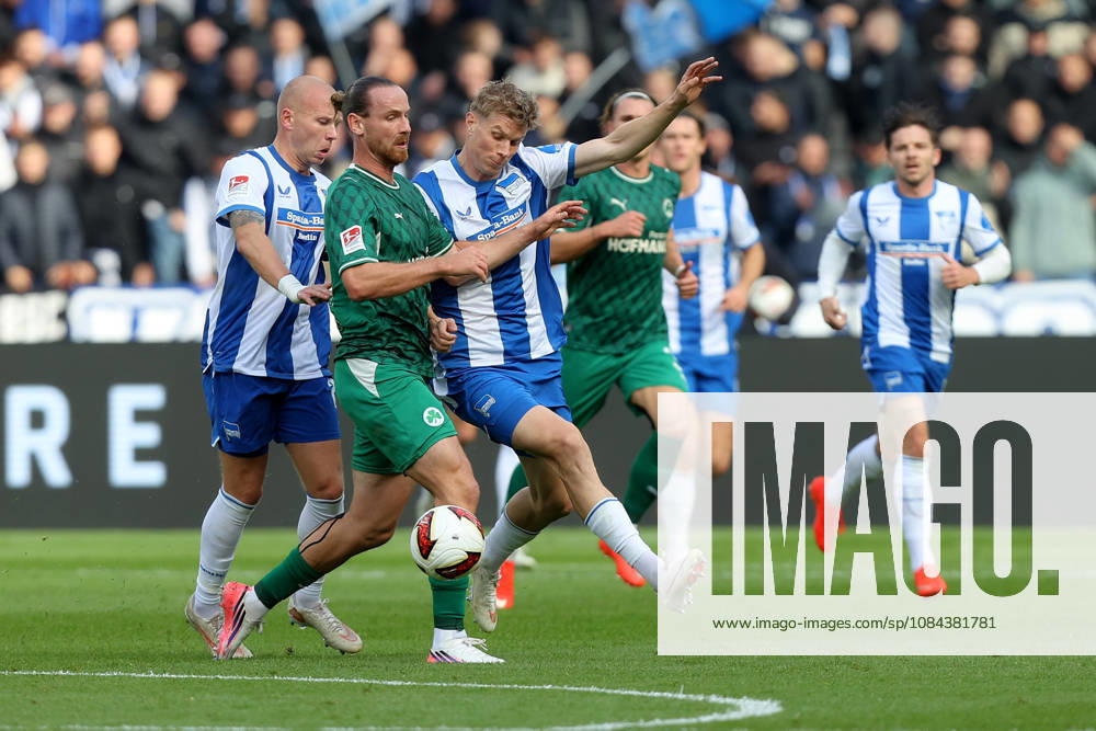 Soccer, 2. Bundesliga, Hertha BSC Berlin vs. SpVgg Greuther Fürth; from left: Jannis Heuer (Greuther Fürth), Luca Schuler (Hertha BSC Berlin); tackle, action, battle for the ball. DFL and DFB regulations prohibit any use of photographs as image sequences and or quasi-video. Berlin