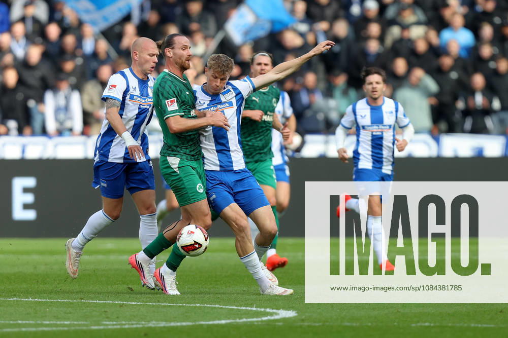 Soccer, 2. Bundesliga, Hertha BSC Berlin vs. SpVgg Greuther Fürth; from left: Jannis Heuer (Greuther Fürth), Luca Schuler (Hertha BSC Berlin); tackle, action, battle for the ball. DFL and DFB regulations prohibit any use of photographs as image sequences and or quasi-video. Berlin