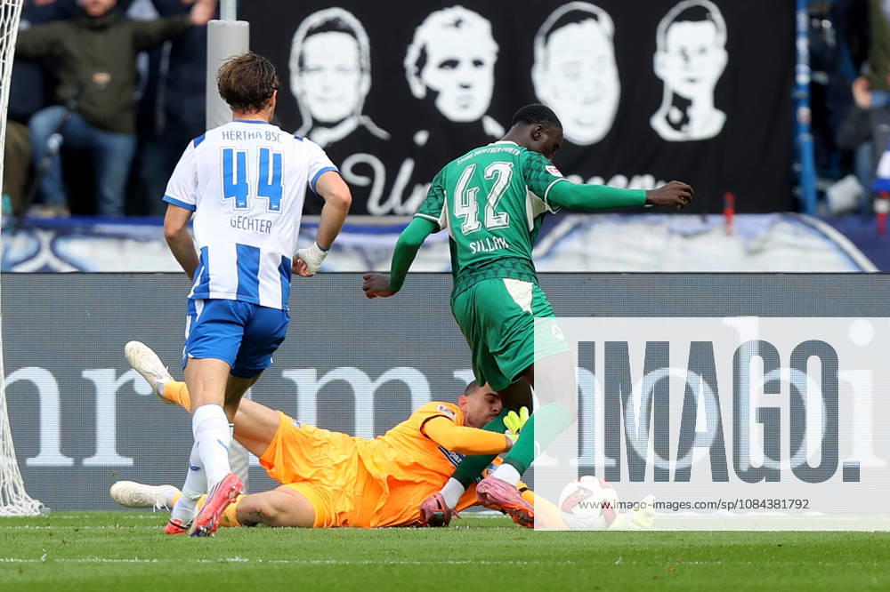 Soccer 2. Bundesliga, Hertha BSC Berlin vs. SpVgg Greuther Fürth, left: Linus Gechter (Hertha BSC Berlin), Marius Gersbeck (Hertha BSC Berlin), Omar Sillah (Greuther Fürth), Fürth, tackle, action, battle for the ball. DFL and DFB regulations prohibit any use of photographs as image sequences and or quasi-video. Berlin