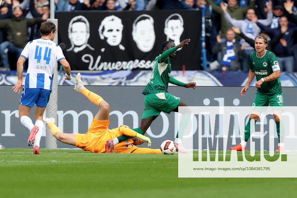 Soccer 2. Bundesliga, Hertha BSC Berlin vs. SpVgg Greuther Fürth, left: Linus Gechter (Hertha BSC Berlin), Marius Gersbeck (Hertha BSC Berlin), Omar Sillah (Greuther Fürth), Fürth, tackle, action, battle for the ball. DFL and DFB regulations prohibit any use of photographs as image sequences and or quasi-video. Berlin