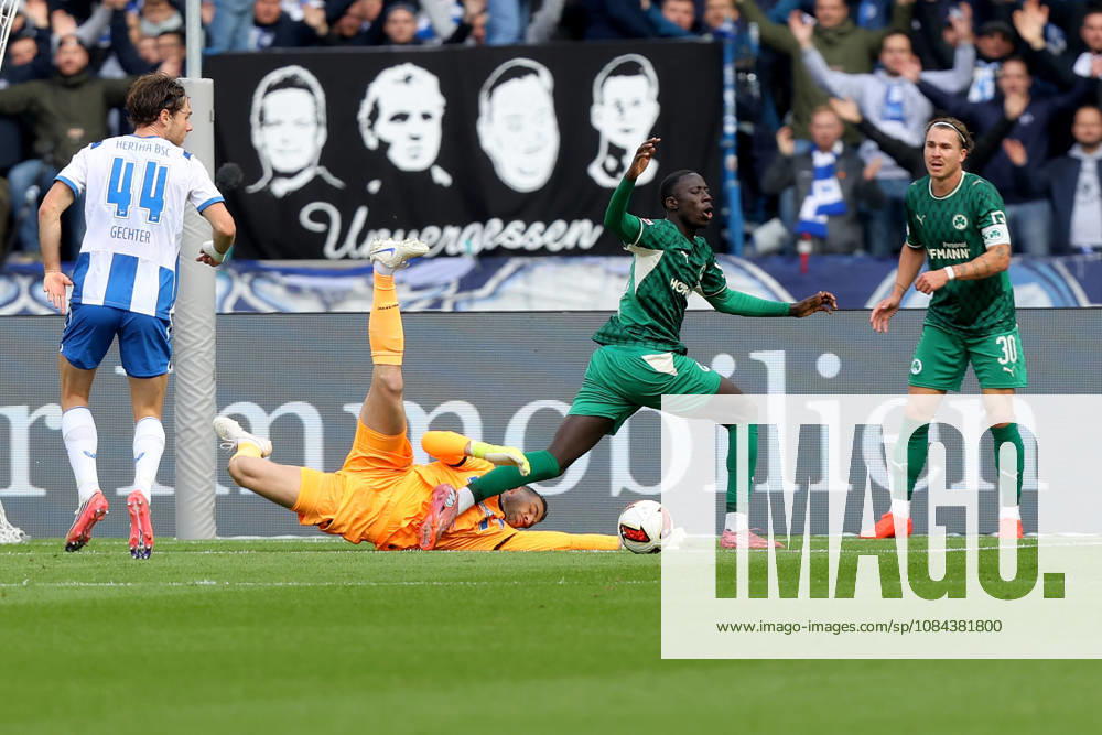 Soccer 2. Bundesliga, Hertha BSC Berlin vs. SpVgg Greuther Fürth, left: Linus Gechter (Hertha BSC Berlin), Marius Gersbeck (Hertha BSC Berlin), Omar Sillah (Greuther Fürth), Fürth, tackle, action, battle for the ball. DFL and DFB regulations prohibit any use of photographs as image sequences and or quasi-video. Berlin