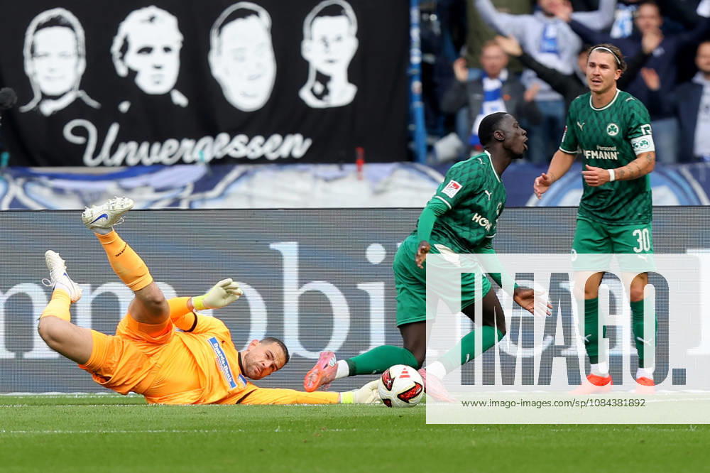 Soccer 2. Bundesliga, Hertha BSC Berlin vs. SpVgg Greuther Fürth, left: Marius Gersbeck (Hertha BSC Berlin), Omar Sillah (Greuther Fürth), Fürth, tackle, action, battle for the ball. DFL and DFB regulations prohibit any use of photographs as image sequences and or quasi-video. Berlin