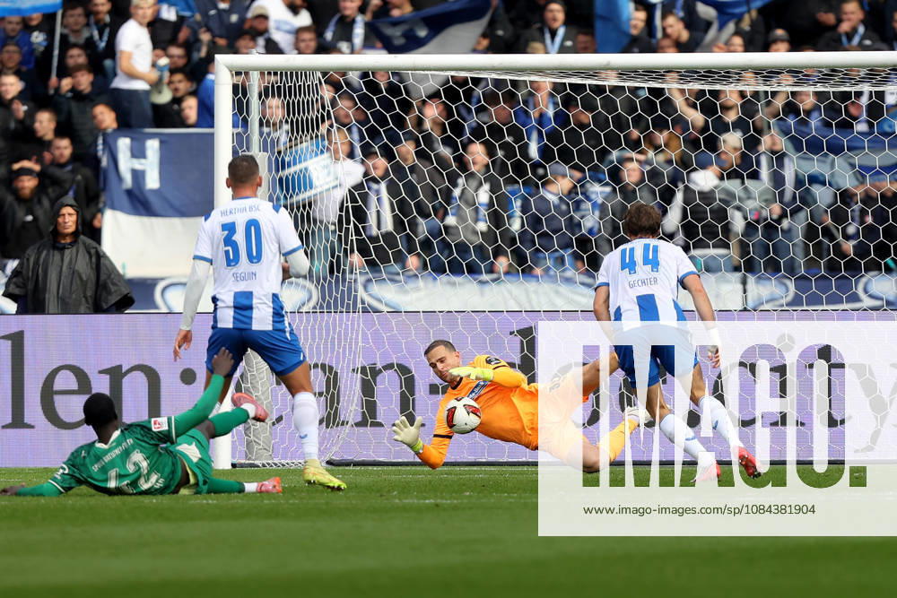 Soccer 2. Bundesliga, Hertha BSC Berlin vs. SpVgg Greuther Fürth, l Omar Sillah (Greuther Fürth), Paul Seguin (Hertha BSC Berlin), Marius Gersbeck (Hertha BSC Berlin), Linus Gechter (Hertha BSC Berlin), tackle, action, battle for the ball. DFL and DFB regulations prohibit any use of photographs as image sequences and or quasi-video. Berlin