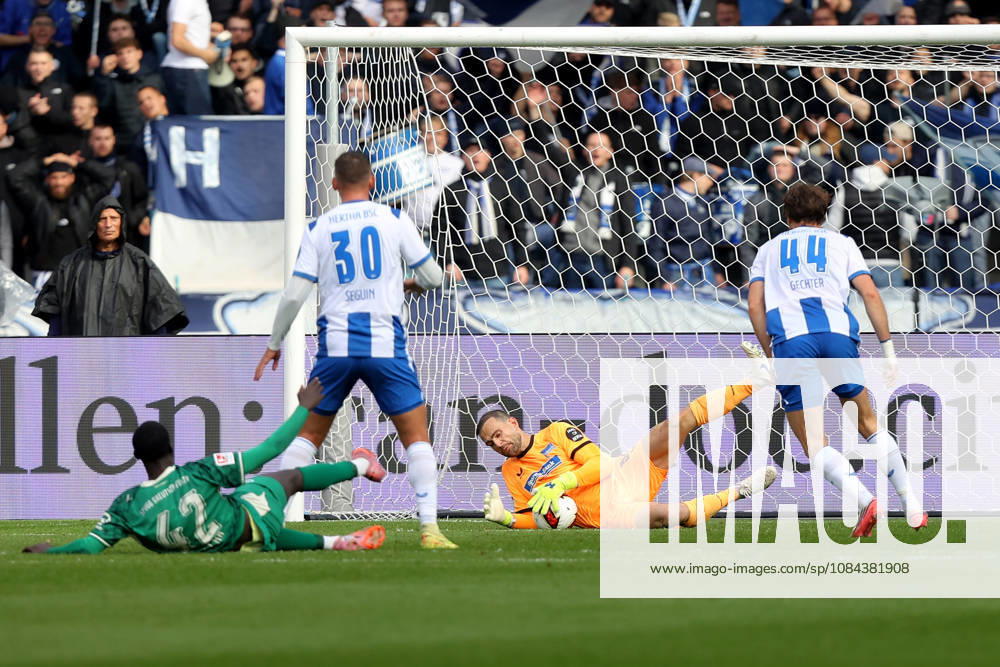 Soccer 2. Bundesliga, Hertha BSC Berlin vs. SpVgg Greuther Fürth, l Omar Sillah (Greuther Fürth), Paul Seguin (Hertha BSC Berlin), Marius Gersbeck (Hertha BSC Berlin), Linus Gechter (Hertha BSC Berlin), tackle, action, battle for the ball. DFL and DFB regulations prohibit any use of photographs as image sequences and or quasi-video. Berlin
