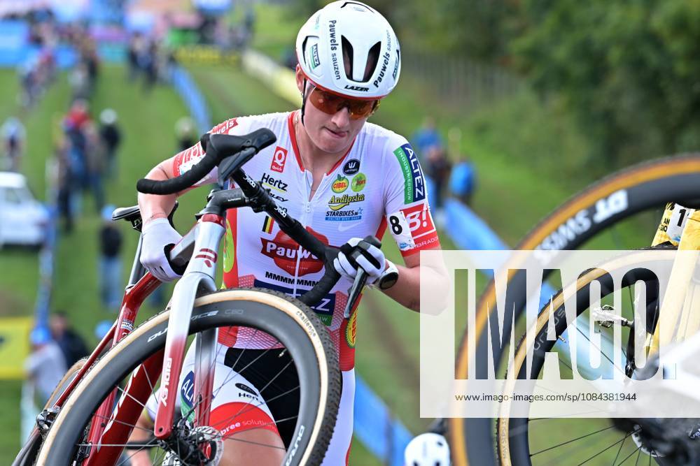 Netherlands Leonie Bentveld pictured in action during the women elite race of the Mosselcross cyclocross cycling event, on Sunday 11 October 2026, in Dendermonde, the first race (out of 7) of the HG Cross competition. DAVIDxPINTENS x189441817x