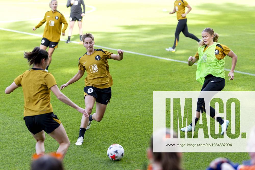 ZEIST - Isa Kardinaal and Sophie Proost during a training session of the Dutch women s football team in preparation for the World Cup qualifying match against Hungary. SANDER KONING ANP ANPxSportx IVx 572123538 originalFilename: 572123538