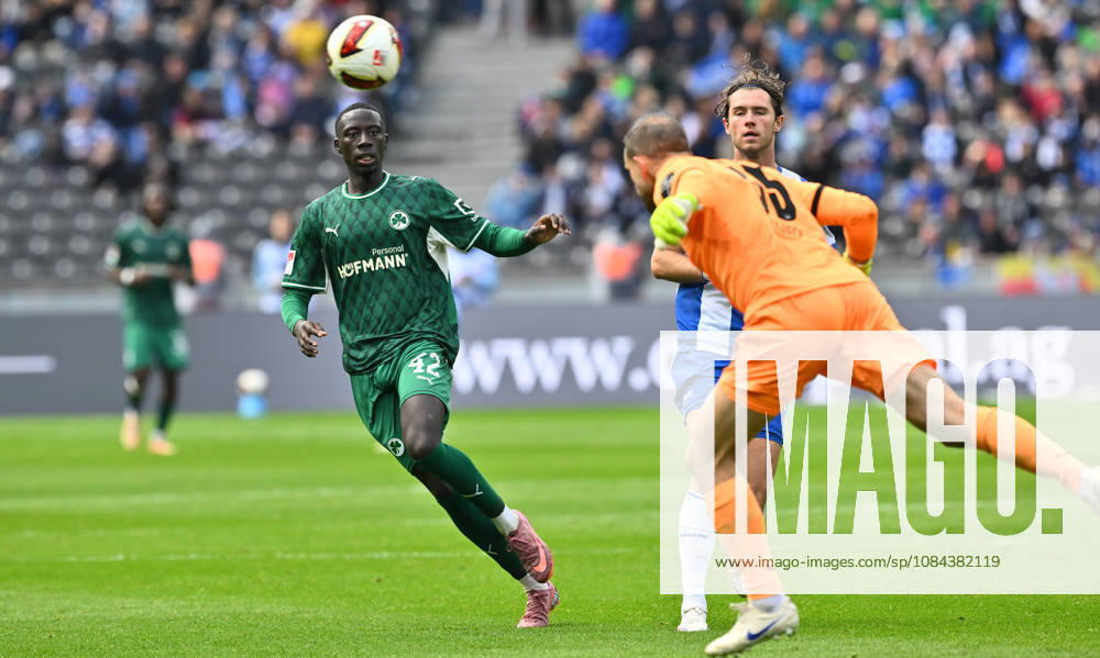 Soccer Season 2026–2027, Matchday 2, Bundesliga, Hertha BSC Berlin vs. SpVgg Greuther Fürth (Kleeblatt), Sports photo by Zink . DFL regulations prohibit any use of photographs as image sequences and or quasi-video. for editorial use only Omar Sillah 42, SpVgg Greuther Fürth Marius Gersbeck 35, Hertha BSC