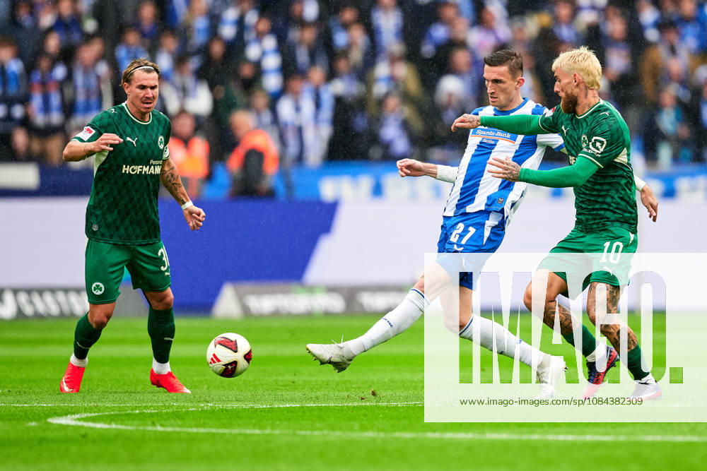 Niklas Kolbe, Hertha BSC, 27, Ole Pohlmann, Greuther Fürth, 10, GER, Hertha BSC vs. SPVGG Greuther Fürth, 2. Bundesliga, 2026–27 season, Matchday 7, October 11, 2026 DFL regulations prohibit any use of photographs as image sequences and or quasi-video GER, Hertha BSC vs. SPVGG Greuther Fürth, 2. Bundesliga, 2026–27 season, Matchday 7, October 11, 2026, Berlin