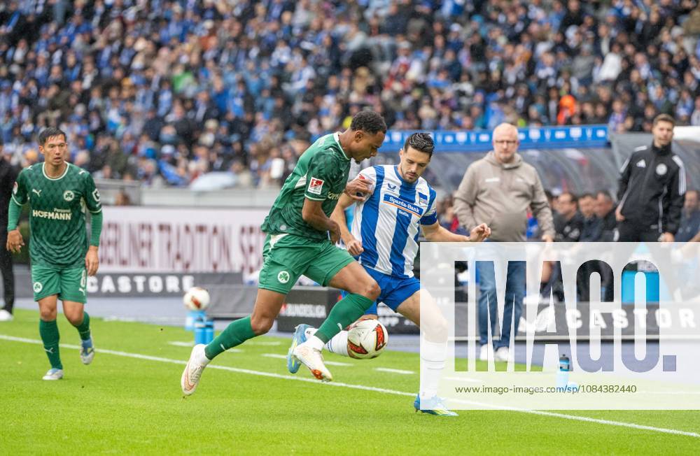 Soccer, Men s, 2026–2027 Season, 2. Bundesliga, Matchday 7, Hertha BSC vs. SpVgg Greuther Fürth, from left: Sacha Banse (Greuther Fürth), Josip Brekalo (Hertha BSC), October 11, 2026,
