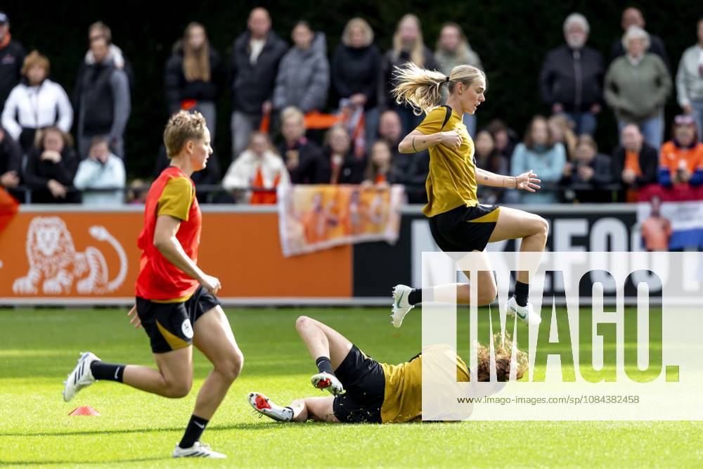 ZEIST - Jill Roord and DaniÃ«lle de Jong during a training session of the Dutch women s football team in preparation for the World Cup qualifying match against Hungary. SANDER KONING ANP ANPxSportx IVx 572123900 originalFilename: 572123900