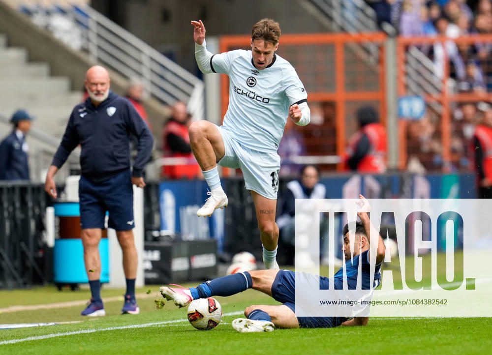 Joel Grodowski (DSC Arminia Bielefeld, No. 11) in a tackle with Gerrit Holtmann (VfL Bochum 1848, No. 17), GER, VfL Bochum 1848 vs. DSC Arminia Bielefeld, 2. Bundesliga, Matchday 7, 2026–27 season, Vonovia Ruhrstadion, Bochum, October 11, 2026 DFL REGULATIONS PROHIBIT ANY USE OF PHOTOGRAPHS AS IMAGE SEQUENCES AND OR QUASI-VIDEO VfL Bochum 1848 vs. DSC Arminia Bielefeld, 2. Bundesliga, Matchday 7, 2026–27 Season, October 11, 2026, Bochum