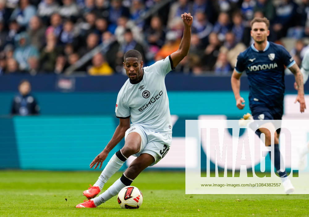 Isaiah Young of DSC Arminia Bielefeld, 30, shoots the ball. GER, VfL Bochum 1848 vs. DSC Arminia Bielefeld, 2. Bundesliga, Matchday 7, 2026–27 season, Vonovia Ruhrstadion, Bochum, October 11, 2026 DFL REGULATIONS PROHIBIT ANY USE OF PHOTOGRAPHS AS IMAGE SEQUENCES AND OR QUASI-VIDEO VfL Bochum 1848 vs. DSC Arminia Bielefeld, 2. Bundesliga, Matchday 7, 2026–27 Season, October 11, 2026, Bochum