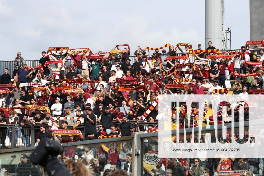 IPA89547604 - October 11, 2026 Como vs. AS Roma (Serie A) Sports; Soccer; Matchday 6& xD;In the photo: Fans& xD;(Photo by Gino Mancini)