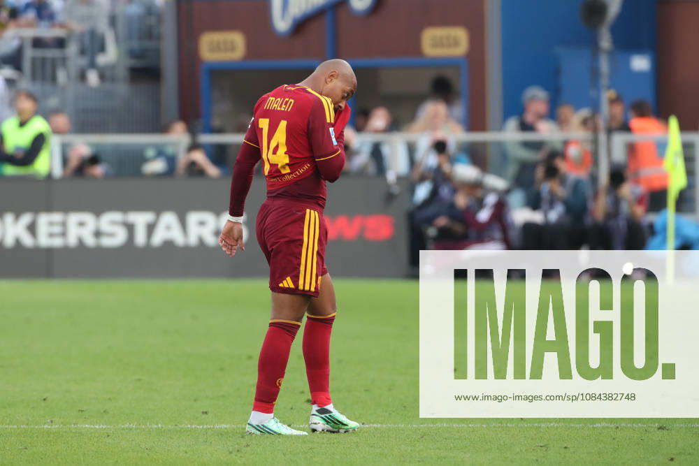 IPA89547608 - October 11, 2026 Como vs. AS Roma (Serie A) Sports; Soccer; Matchday 6& xD;In the photo: Malen is sent off& xD;(Photo by Gino Mancini)