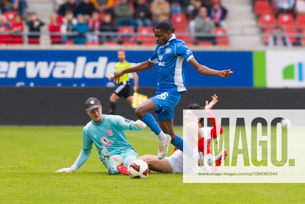 Goalkeeper Luca Bendel (HFC), 32, and Burim Halili (HFC), 5, stop Ali Kasola (RSV), 66, Hallescher FC vs. RSV Eintracht 1949, Soccer, Northeast Regional League, Matchday 12, 2026–27 season, October 11, 2026, Halle Leuna Chemie Stadium, ST Deutschland