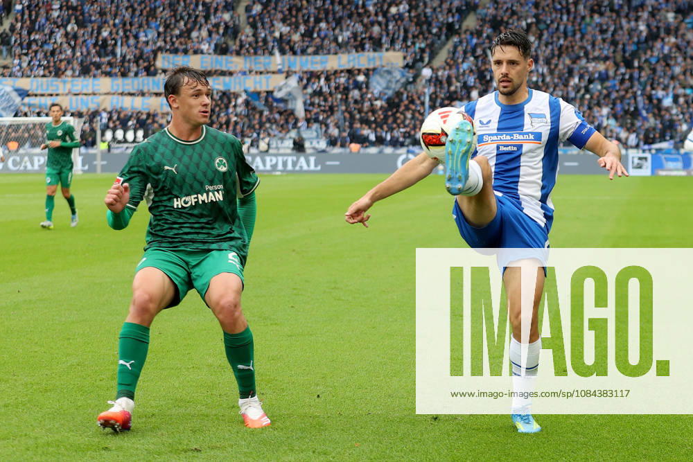 Soccer 2. Bundesliga, Hertha BSC Berlin vs. SpVgg Greuther Fürth; Lukas Reich (Greuther Fürth) and Josip Brekalo (Hertha BSC Berlin) in a tackle, action, battle for the ball. DFL and DFB regulations prohibit any use of photographs as image sequences and or quasi-video. Berlin
