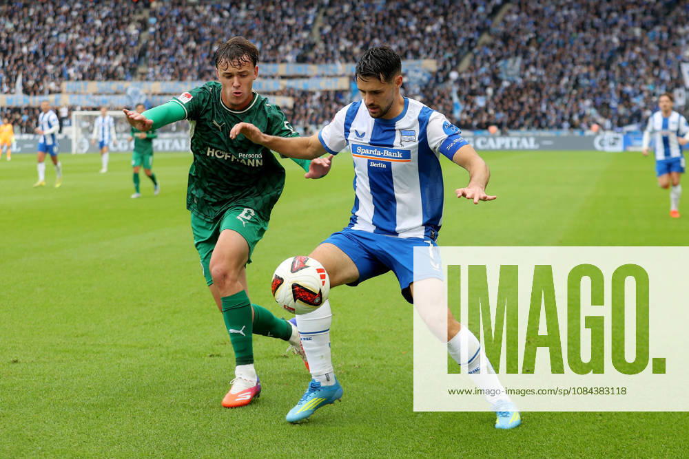 Soccer 2. Bundesliga, Hertha BSC Berlin vs. SpVgg Greuther Fürth; Lukas Reich (Greuther Fürth) and Josip Brekalo (Hertha BSC Berlin) in a tackle, action, battle for the ball. DFL and DFB regulations prohibit any use of photographs as image sequences and or quasi-video. Berlin