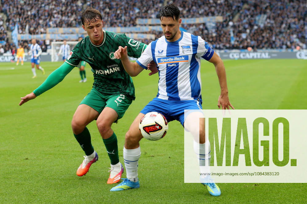 Soccer 2. Bundesliga, Hertha BSC Berlin vs. SpVgg Greuther Fürth; Lukas Reich (Greuther Fürth) and Josip Brekalo (Hertha BSC Berlin) in a tackle, action, battle for the ball. DFL and DFB regulations prohibit any use of photographs as image sequences and or quasi-video. Berlin