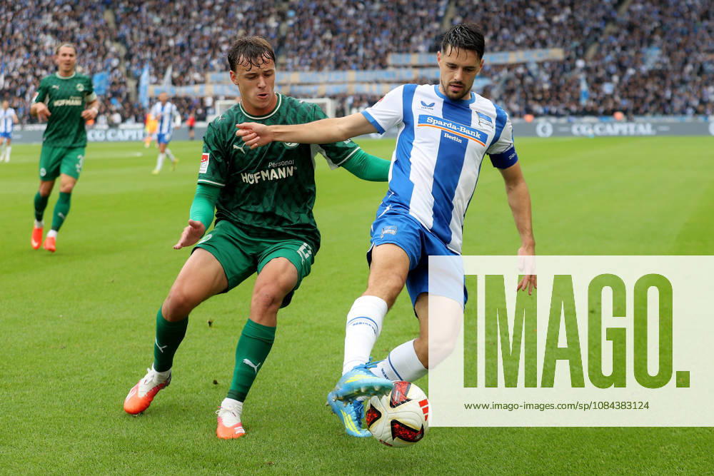 Soccer 2. Bundesliga, Hertha BSC Berlin vs. SpVgg Greuther Fürth; Lukas Reich (Greuther Fürth) and Josip Brekalo (Hertha BSC Berlin) in a tackle, action, battle for the ball. DFL and DFB regulations prohibit any use of photographs as image sequences and or quasi-video. Berlin