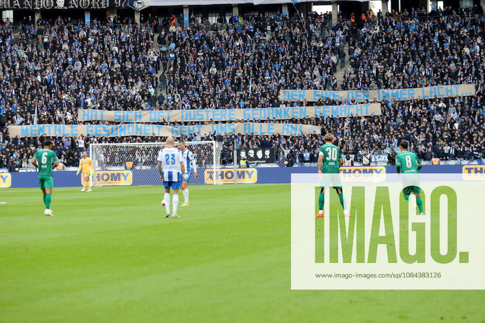Soccer 2. Bundesliga, Hertha BSC Berlin vs. SpVgg Greuther Fürth, fans, spectators, Hertha BSC jerseys, scarves, flags, emotions, Ultras, Harlekinz, banner, Banner Berlin
