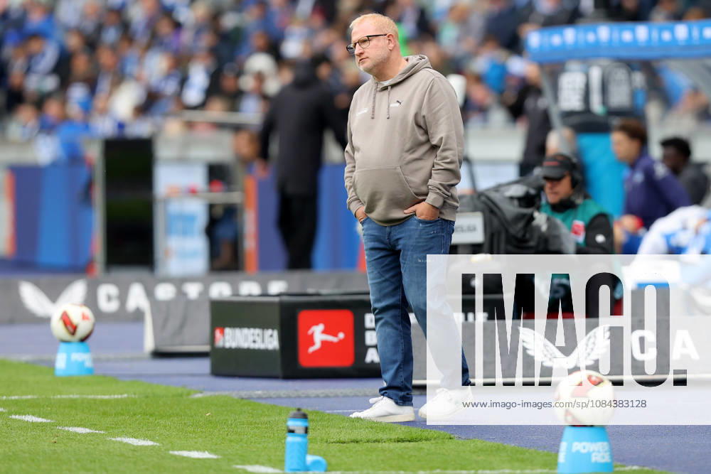 Soccer 2. Bundesliga, Hertha BSC Berlin vs. SpVgg Greuther Fürth, from left: Head Coach Heiko Vogel, Greuther Fürth, DFL, DFB. REGULATIONS PROHIBIT ANY USE OF PHOTOGRAPHS AS IMAGE SEQUENCES AND OR QUASI-VIDEO, Berlin