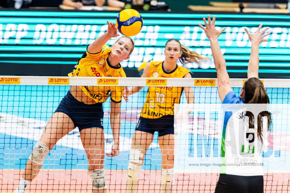 GER, Volleyball, Dekra 1st Division, Women, Season 26–27, Regular Season, VfB Suhl Lotto Thuringia vs. Skurios Volleys Borken, Hannah Hartmann (VfB Suhl Lotto Thuringia), Lara Kretschmer (Skurios Volleys Borken), 98527 Suhl, Wolfsgrube Sports Hall, Thuringia, Germany