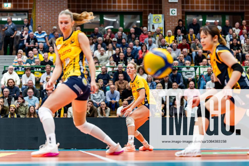 GER, Volleyball, Dekra 1st Division, Women, 2026–2027 Season, Regular Season, VfB Suhl Lotto Thuringia Skurios Volleys Borken Hannah Hartmann VfB Suhl Lotto Thuringia watches the ball fly by alongside Lucia Herdova VfB Suhl Lotto Thuringia and Mana Yoshida VfB Suhl Lotto Thuringia 98527 Suhl Wolfsgrube Sports Hall, Thuringia, Germany