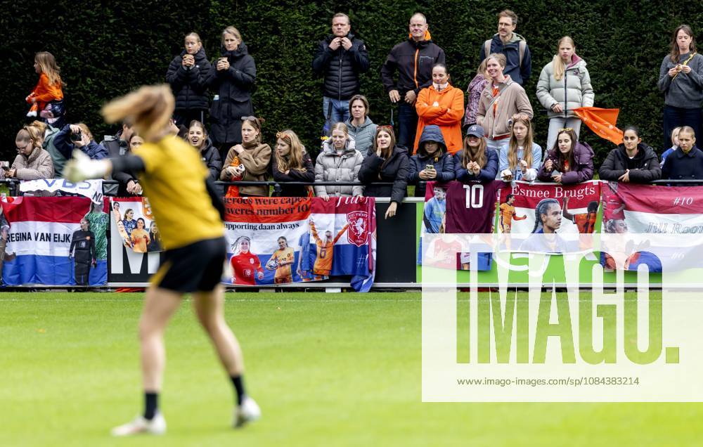 ZEIST - Fans during a training session of the Dutch women s football team in preparation for the World Cup qualifying match against Hungary. SANDER KONING ANP ANPxSportx IVx 572124696 originalFilename: 572124696