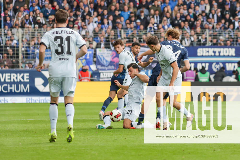 Soccer, 2. Bundesliga, VfL Bochum vs. Arminia Bielefeld, Stefano Russo (Arminia Bielefeld), Mats Pannewig (VfL Bochum), Bochum
