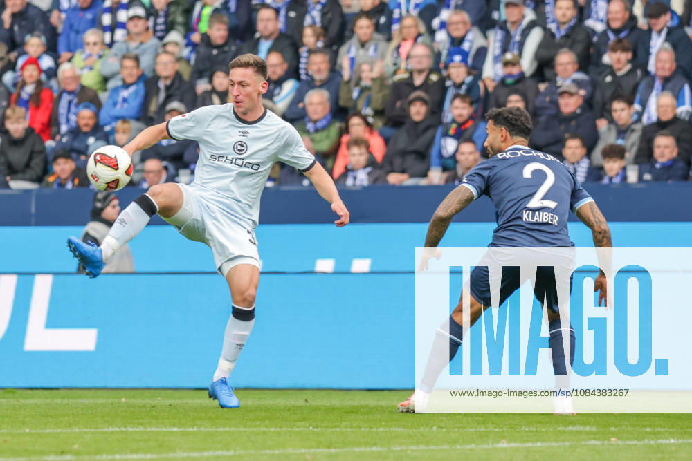 Soccer, 2. Bundesliga, VfL Bochum vs. Arminia Bielefeld, Marius Wörl (Arminia Bielefeld), Sean Klaiber (VfL Bochum), Bochum