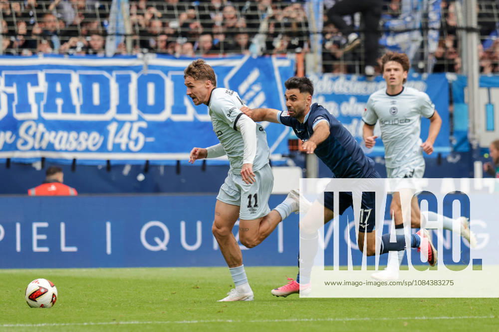 Soccer, 2. Bundesliga, VfL Bochum vs. Arminia Bielefeld, Joel Grodowski (Arminia Bielefeld), Gerrit Holtmann (VfL Bochum), Bochum