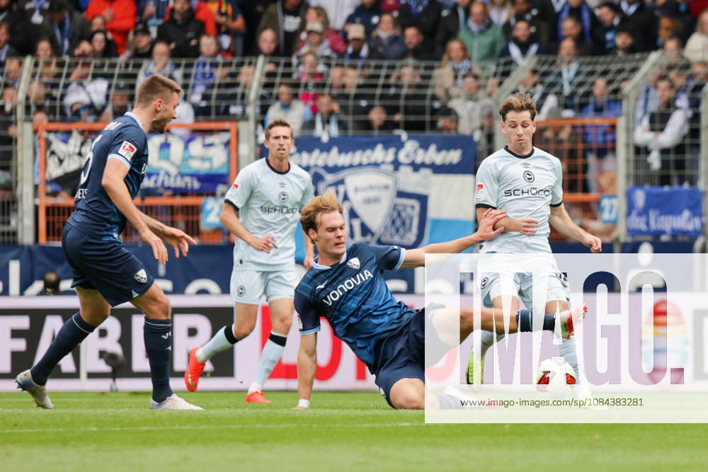 Soccer 2. Bundesliga, VfL Bochum vs. Arminia Bielefeld, Mats Pannewig (VfL Bochum), Leon Jensen (Arminia Bielefeld), Bochum