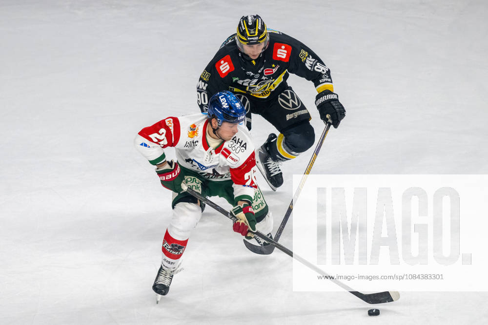 Face-off between Alexander Blank of the Augsburger Panther, 26, and Adam Payerl of the Krefeld Pinguine, 90; Krefeld Pinguine vs. Augsburger Panther, ice hockey, Penny DEL, Matchday 8, 2026–2027 season, October 11, 2026, Krefeld Pinguine vs. Augsburger Panther, ice hockey, Penny DEL, Matchday 8, 2026–2027 season, October 11, 2026, Krefeld