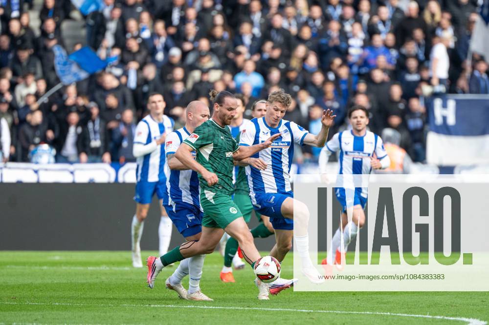 Soccer, Men s, 2026–2027 Season, 2. Bundesliga, Matchday 7, Hertha BSC vs. SpVgg Greuther Fürth, from left: Jon Dagur Thorsteinsson (Hertha BSC), Jannis Heuer (Greuther Fürth), Luca Schuler (Hertha BSC), October 11, 2026,