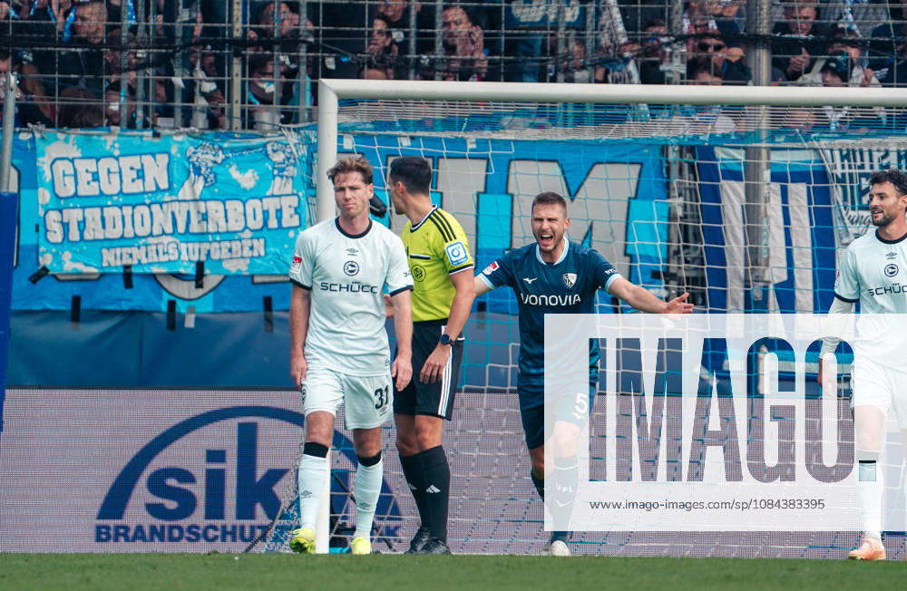 Germany Soccer 2. Bundesliga 2026–2027, Matchday 7: VfL Bochum vs. Arminia Bielefeld at Vonovia Ruhrstadion, Bochum; Discussion with the referee Karol Mets of VfL Bochum, 5