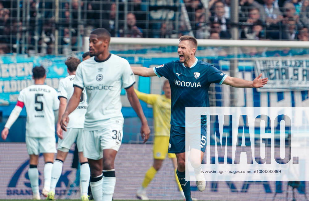 Germany Soccer 2. Bundesliga 2026–2027, Matchday 7: VfL Bochum vs. Arminia Bielefeld at Vonovia Ruhrstadion, Bochum; Discussion with the referee Karol Mets of VfL Bochum, 5